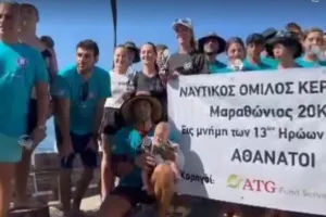 ΦΩΤΟΣ / Τίμησαν τη μνήμη των 13 θυμάτων στο Μαρί με κανό καγιάκ