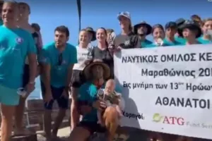 ΦΩΤΟΣ / Τίμησαν τη μνήμη των 13 θυμάτων στο Μαρί με κανό καγιάκ