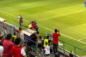 Αποχώρησε υποβασταζόμενος ο Καρλίτος