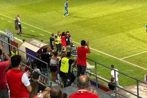 Αποχώρησε υποβασταζόμενος ο Καρλίτος