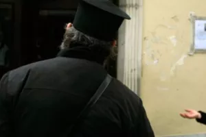 Ιερέας και ο γιος του πιάστηκαν στα χέρια σε πανηγύρι στην Αυλώνα!