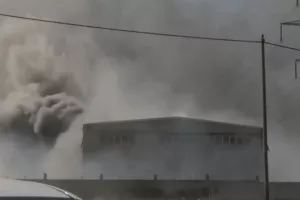 Κυκλώνουν οικισμούς οι φλόγες - Μπαράζ εκκενώσεων