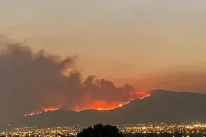 Φωτιά στην Πάρνηθα: Εκκενώνεται ο οικισμός της Αγίας Παρασκευής στο Μενίδι