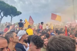 Περίπου 5000 αποθέωσαν Λουκάκου! (βίντεο)