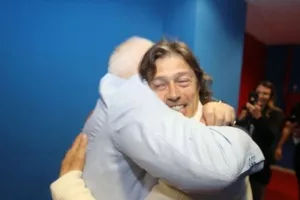 Η αγκαλιά του Μελισσανίδη στον Αλμέιδα!