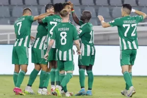 Άρης - ΑΕΚ: Οι... πρωταθλητές ξεκίνησαν με τρίποντο! (φώτος)