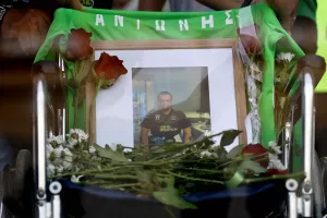 Λουλούδια από παίκτες του Άρη εις μνήμη του Αντώνη (φώτος)