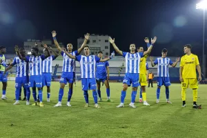 Παίκτες αγκαλιασμένοι, Μαχητές με κασκόλ και... "Παίξε για κάθε αδελφό" (βίντεο/φώτος)
