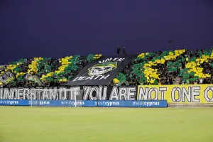 Το "κιτρινοπράσινο" κορεό και το πανό "Until death" από τους ΑΕΚτζήδες (φώτος/βίντεο)