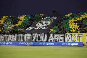 Το "κιτρινοπράσινο" κορεό και το πανό "Until death" από τους ΑΕΚτζήδες (φώτος/βίντεο)