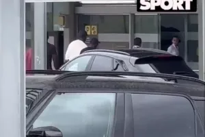 Ο Ντεμπελέ εθεάθη στο αεροδρόμιο της Βαρκελώνης πριν πετάξει για το Παρίσι