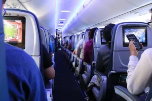 Αεροσυνοδός αποκαλύπτει τι δεν πρέπει να φοράμε εν ώρα πτήσης