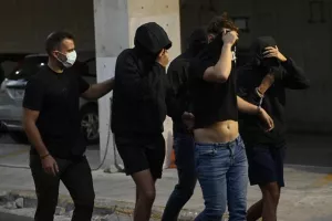Η στιγμή που οι συλληφθέντες οπαδοί της Ντινάμο οδηγούνται στη ΓΑΔΑ