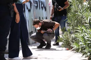 Kαταγγελία φωτορεπόρτερ: "Έψαχναν για στοιχεία στη γέφυρα που έπλεναν με πιεστικό"