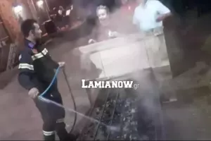  Κάλεσαν την πυροσβεστική για να σβήσει... ψησταριά με σουβάλακια!