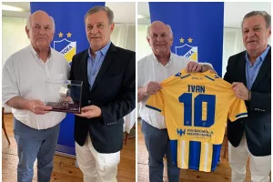 Ανταπόδοση φιλοξενίας σε Γάνδη - Αναμνηστικό και... φανέλα!