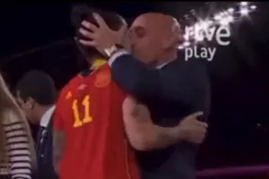 Η FIFA έπαψε τον Ρουμπιάλες προσωρινά από τα καθήκοντά του