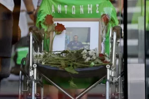 Λουλούδια από παίκτες του Άρη εις μνήμη του Αντώνη (φώτος)