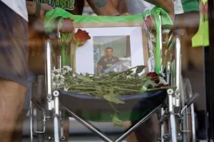 Λουλούδια από παίκτες του Άρη εις μνήμη του Αντώνη (φώτος)