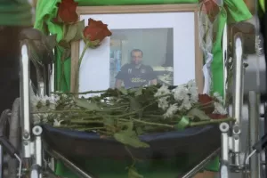 Λουλούδια από παίκτες του Άρη εις μνήμη του Αντώνη (φώτος)