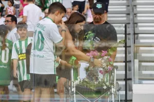 Λουλούδια από παίκτες του Άρη εις μνήμη του Αντώνη (φώτος)
