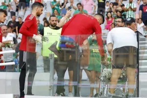 Λουλούδια από παίκτες του Άρη εις μνήμη του Αντώνη (φώτος)