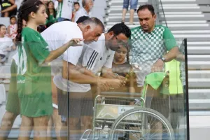 Λουλούδια από παίκτες του Άρη εις μνήμη του Αντώνη (φώτος)