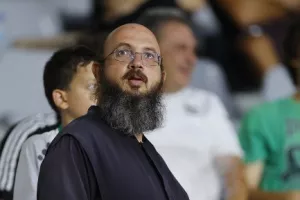 Με την ευχή του πάτερ!
