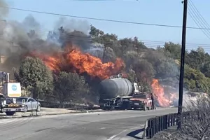 Εκτός ελέγχου η φωτιά - Κατευθύνεται προς Απεσιά