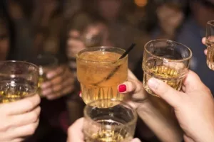 Λουκέτο σε 28 μπαρ στην Κέρκυρα: Σέρβιραν σφηνάκια με ποτά από... ποτήρια άλλων
