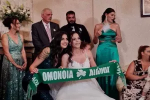 Νύμφη και κουμέρα με κασκόλ Ομόνοιας