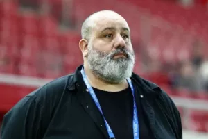 "Επίθεση" Καραπαπά: "Νομίζεις θα γίνει ντέρμπι με διαιτητή τον Σιδηρόπουλο; Γελιέσαι. Δεν θα γίνει"