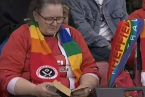 Οπαδός της Σέφιλντ διάβαζε ένα βιβλίο στις εξέδρες όσο η ομάδα έχανε με 8-0