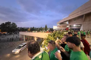 Οι Ομονοιάτες "ντόπαραν" την αποστολή κατά την άφιξη της! (φώτος)