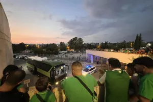 Οι Ομονοιάτες "ντόπαραν" την αποστολή κατά την άφιξη της! (φώτος)