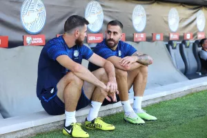Μέσα και οι δύο