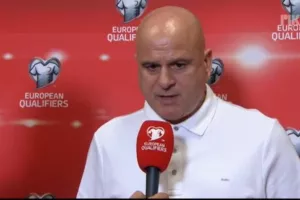 "Στην κατάντια που είμαστε, δύσκολο να περιμένεις κάτι καλύτερο/Τι αλλαγές να κάνουμε; Αυτοί είμαστε"