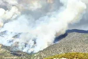Ανεξέλεγκτη παραμένει η πυρκαγιά στην περιοχή της Ακρούντας