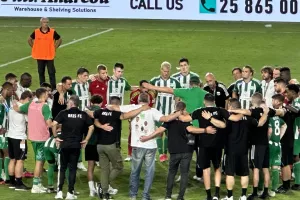 Τους μάζεψε όλους στο κέντρο 