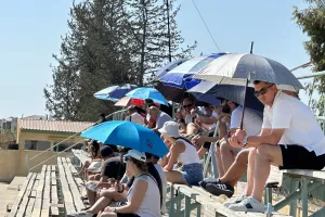 Ηλιόλουστο σκηνικό - Με ομπρέλες οι γονείς στην πρεμιέρα (φώτος)