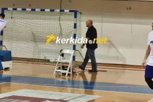 Με Καραπατάκη... στο πλευρό της!