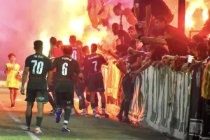 Με τη δύναμη του κόσμου της κόντρα στη Δόξα