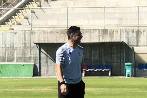 Με το δεξί 