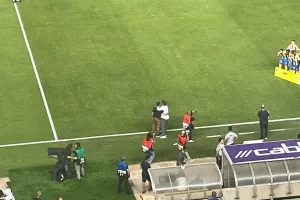 Αγκαλιασμένοι Σα Πίντο - Καρσέδο πριν τη σέντρα