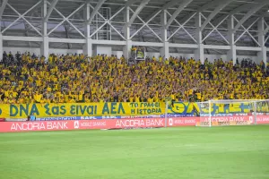 Παρέμβαση ΑΕΛιστών/Η εμφάνιση, η παράσταση, ο Κούμας και ο Σόφο