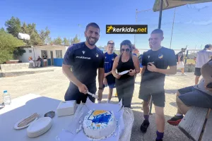 Γιόρτασε με τούρτα… ΑΠΟΕΛ ο κόουτς