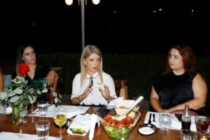 (ΦΩΤΟΣ) Συνάντηση με την πρόεδρο της Βουλής