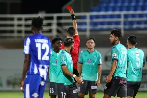 Από το 24' με 10 παίκτες ο Οθέλλος