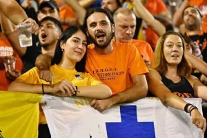 (Φωτορεπορτάζ) Ο κόσμος του ΑΠΟΕΛ 