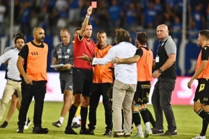 Ανόρθωση - ΑΠΟΕΛ: Ο Μπέλετς κράτησε... όρθιο τον ΑΠΟΕΛ και είπε "όχι" στην "Κυρία"! (φώτος) 